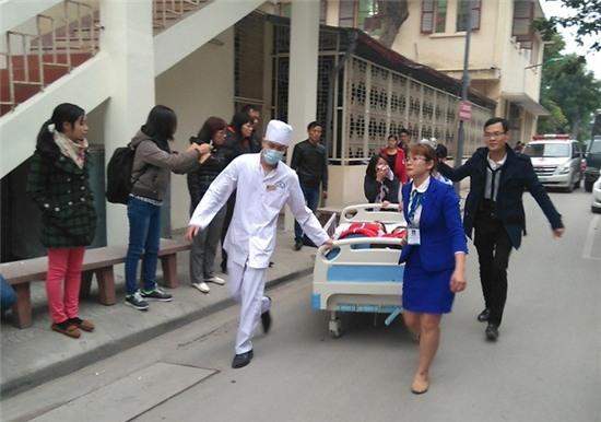 Công nhân bị ngộ độc được đưa đi cấp cứu tại Bệnh viện Đa khoa Việt Tiệp. Ảnh: Phương Chi