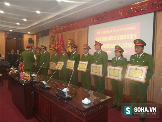  Đại tá Nguyễn Duy Ngọc – Phó trưởng Công an Tp Hà Nội trao quà và giấy khen cho các đơn vị, cá nhân có thành tích xuất sắc trong việc phá nhanh vụ án đặc biệt nghiêm trọng xảy ra ở thị xã Sơn Tây. 