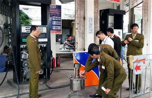  Nhà chức trách kiểm tra cây xăng trên đường Trần Khát Chân (quận Hai Bà Trưng) 