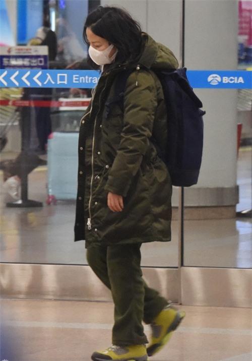 &amp;quot;Én nhỏ&amp;quot; Triệu Vy đầu tóc bơ phờ xuất hiện tại sân bay Bắc Kinh - Ảnh 1.