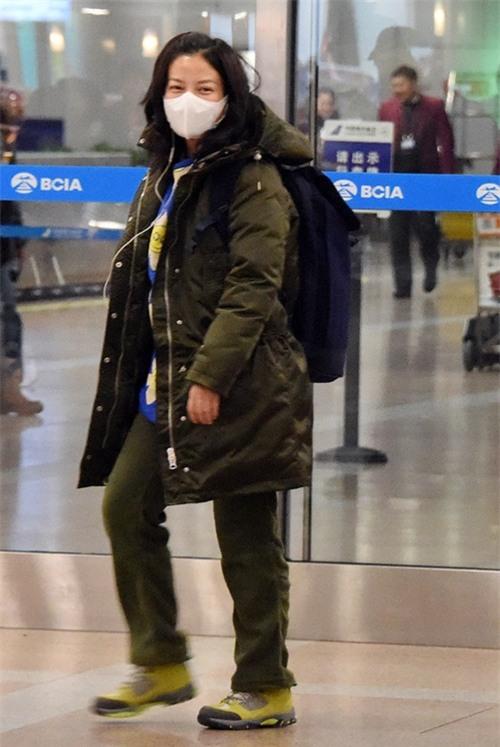 &amp;quot;Én nhỏ&amp;quot; Triệu Vy đầu tóc bơ phờ xuất hiện tại sân bay Bắc Kinh - Ảnh 3.