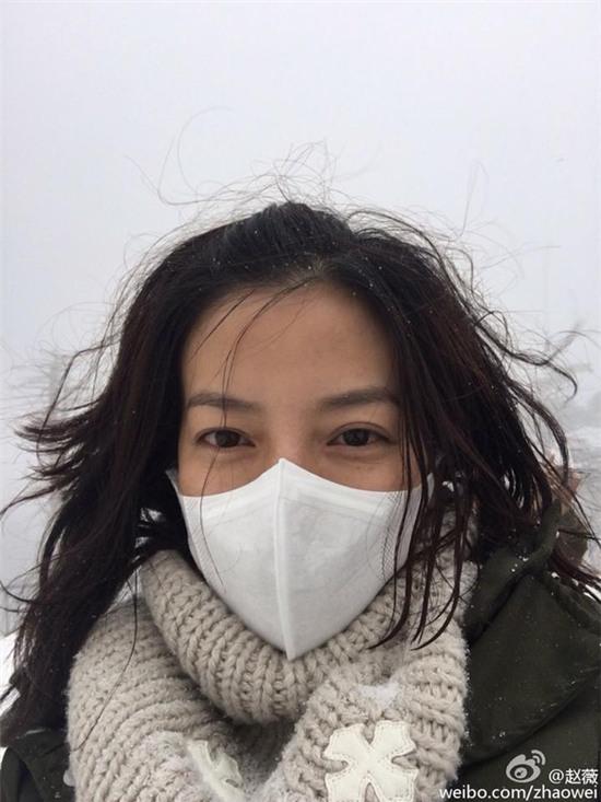 &amp;quot;Én nhỏ&amp;quot; Triệu Vy đầu tóc bơ phờ xuất hiện tại sân bay Bắc Kinh - Ảnh 5.