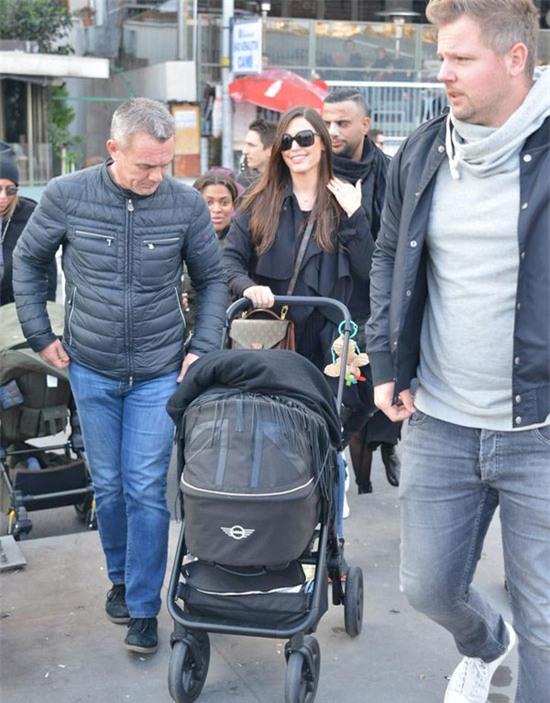 Bà xã Yolanthe của Sneijder tươi cười đẩy xe đưa con đi dạo ở Istanbul.