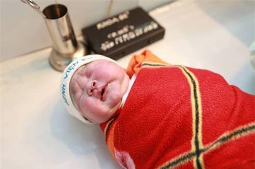 hanh phuc vo oa don be dau tien ra doi nho mang thai ho - 1