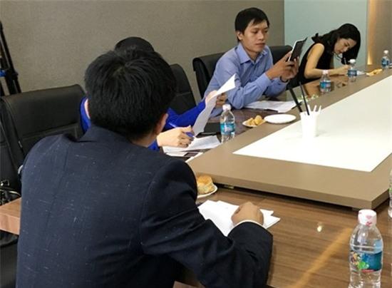  Những bức ảnh của Hạ Vi tại một buổi họp của công ty doanh nhân Quốc Cường. 