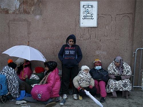  Người di cư chờ đợi tại ga xe lửa ở Presevo, Serbia hôm 20-1 Ảnh: REUTERS 