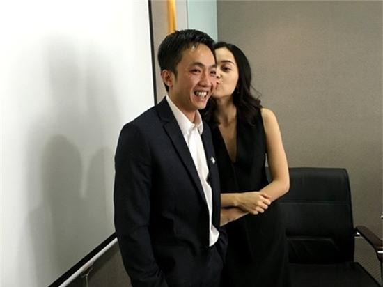 Cô còn thể hiện