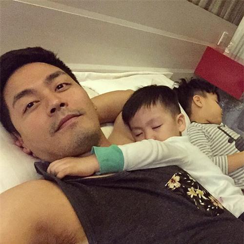 MC Phan Anh ke chuyen cham 3 con khi vo vang nha