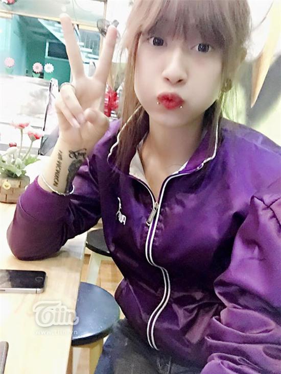 Với gương mặt xinh xắn, hình xăm và cả khuyên trên môi, Hân không bao giờ sợ bị chìm giữa đám đông.