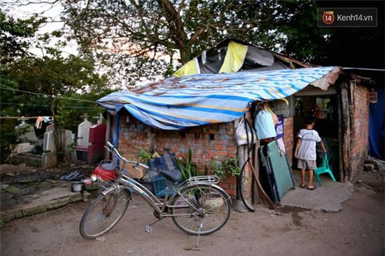 Bố bỏ đi, bốn mẹ con sống ở nghĩa trang lớn nhất Sài Gòn suốt 6 năm trời - Ảnh 1.