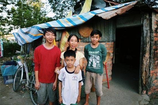 Bố bỏ đi, bốn mẹ con sống ở nghĩa trang lớn nhất Sài Gòn suốt 6 năm trời - Ảnh 2.