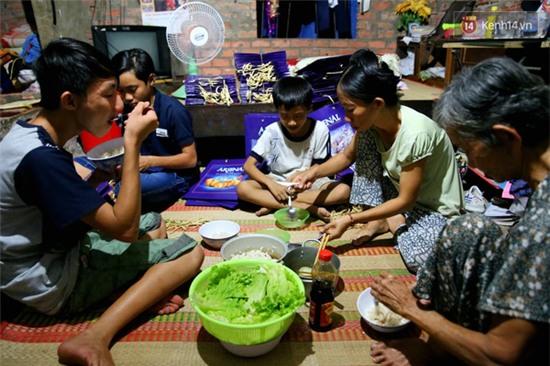 Bố bỏ đi, bốn mẹ con sống ở nghĩa trang lớn nhất Sài Gòn suốt 6 năm trời - Ảnh 3.