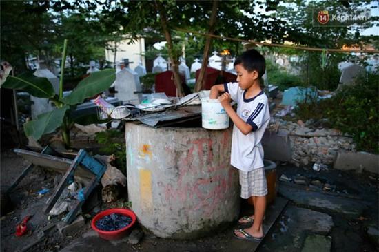 Bố bỏ đi, bốn mẹ con sống ở nghĩa trang lớn nhất Sài Gòn suốt 6 năm trời - Ảnh 6.