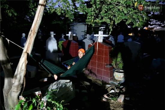 Bố bỏ đi, bốn mẹ con sống ở nghĩa trang lớn nhất Sài Gòn suốt 6 năm trời - Ảnh 7.