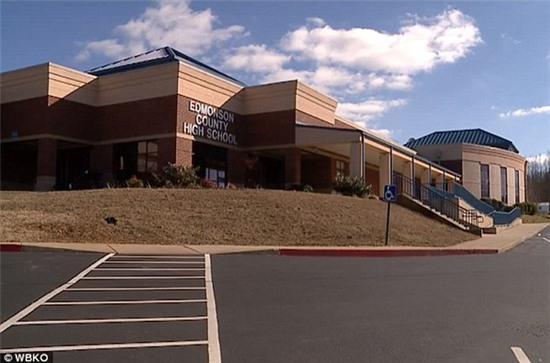 Nữ sinh Mỹ bức xúc vì bị hiệu trưởng bắt quỳ gối để đo độ vài váy