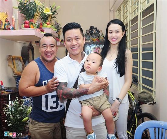 Tuấn Hưng đưa vợ con dự ngày giỗ của mẹ Hiếu Hiền