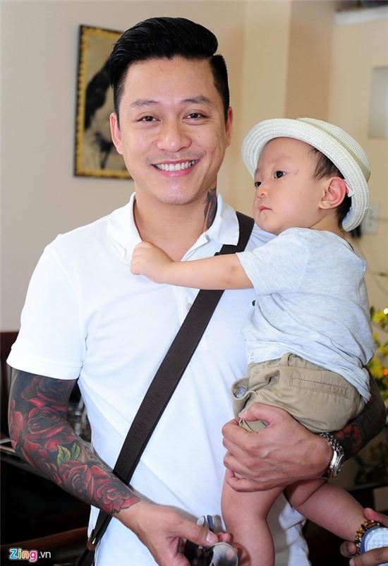 Tuấn Hưng đưa vợ con dự ngày giỗ của mẹ Hiếu Hiền