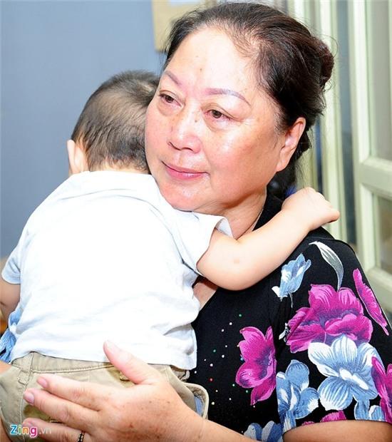 Tuấn Hưng đưa vợ con dự ngày giỗ của mẹ Hiếu Hiền