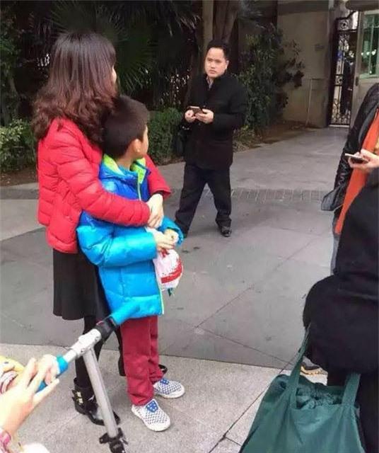 Hai mẹ con bé trai có mặt tại hiện trường lúc xảy ra vụ việc.