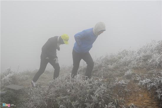 Du khách lên Mẫu Sơn ngắm băng, cháy phòng khách sạn
