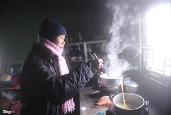 Du khách lên Mẫu Sơn ngắm băng, cháy phòng khách sạn