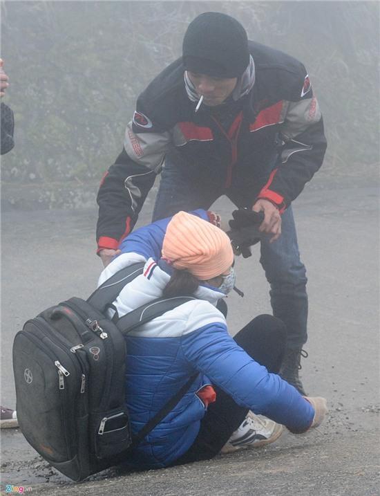 Du khách lên Mẫu Sơn ngắm băng, cháy phòng khách sạn