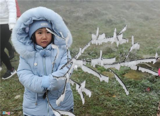 Du khách lên Mẫu Sơn ngắm băng, cháy phòng khách sạn