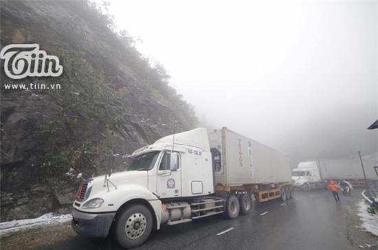 Hiện tại do lượng phương tiện đồ về Sa pa đông nên đang xảy ra tắc đường tại khu vực Thác Bạc. Nhiều lái xe phải dừng xe nghỉ giữa đèo Ô Quy Hồ và chưa biết bao giờ mới có thể di chuyển được tiếp.