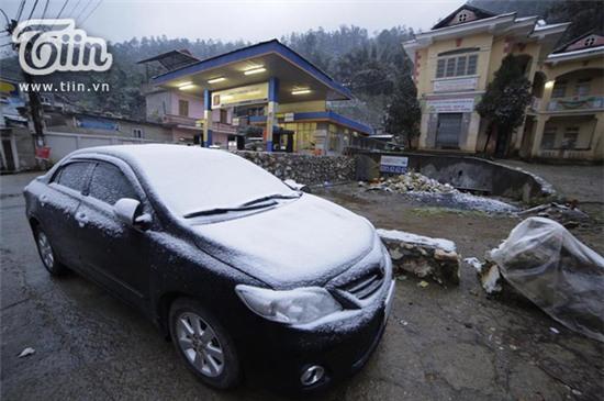 Xe máy, ô tô chỉ cần để ngoài trời một lát cũng phủ đầy tuyết.