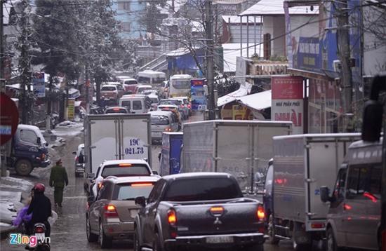 Tắc đường 10 km vì đoàn xe lên Sa Pa ngắm tuyết