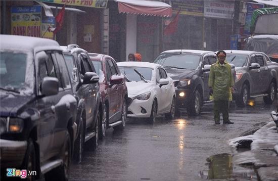 Tắc đường 10 km vì đoàn xe lên Sa Pa ngắm tuyết