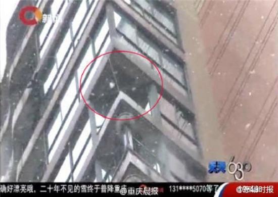 tq: mai me ngam tuyet, nga tu tang 24 xuong dat hinh anh 1