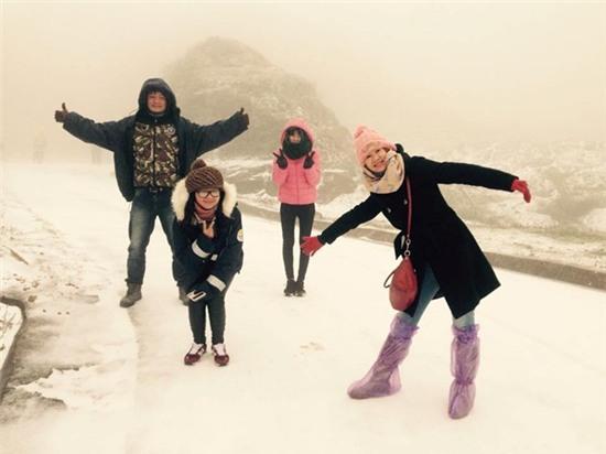 Giới trẻ rủ nhau đi ngắm tuyết, ủng hộ áo ấm cho người nghèo