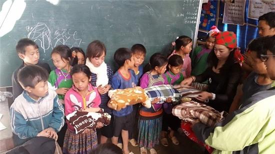 Giới trẻ rủ nhau đi ngắm tuyết, ủng hộ áo ấm cho người nghèo