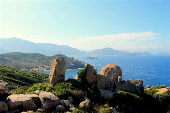 Khung cảnh đảo Bình Hưng nhìn từ hải đăng Hòn Chút. Ảnh: Vĩnh Hy.