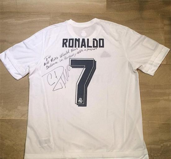 Mireia Lalaguna từng được C. Ronaldo tặng chiếc áo có chữ ký của anh. Ảnh: Instagram.