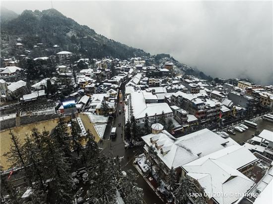 Sa Pa chìm trong tuyết nhìn từ camera bay