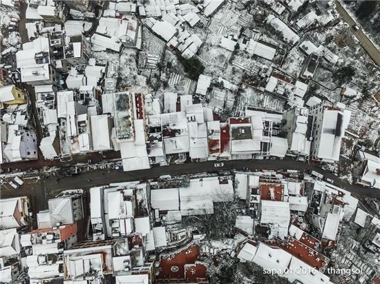 Sa Pa chìm trong tuyết nhìn từ camera bay