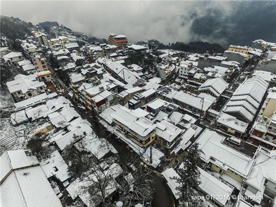 Sa Pa chìm trong tuyết nhìn từ camera bay