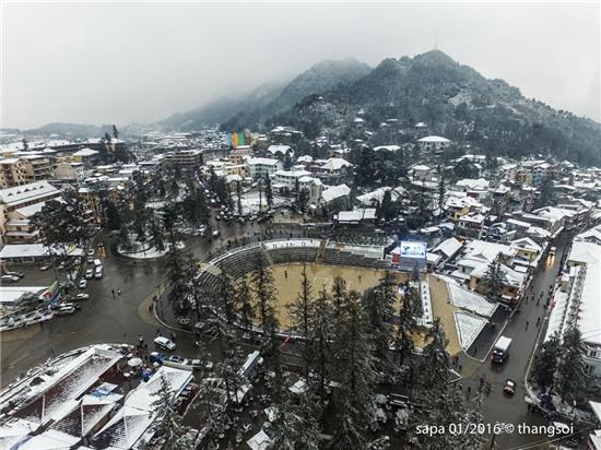 Sa Pa chìm trong tuyết nhìn từ camera bay