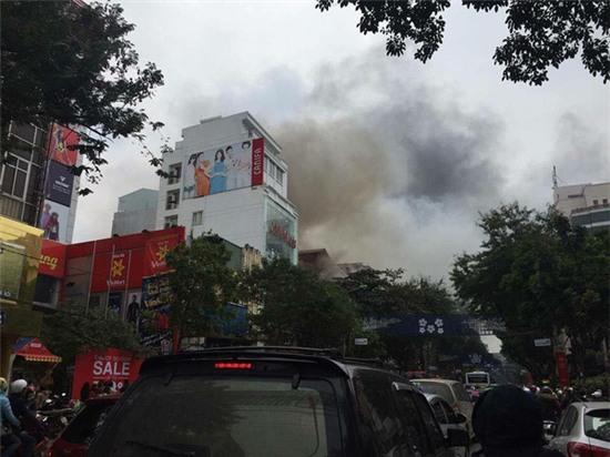 Hà Nội: Quán ăn cháy lớn, nhiều thực khách chạy náo loạn - Ảnh 1.