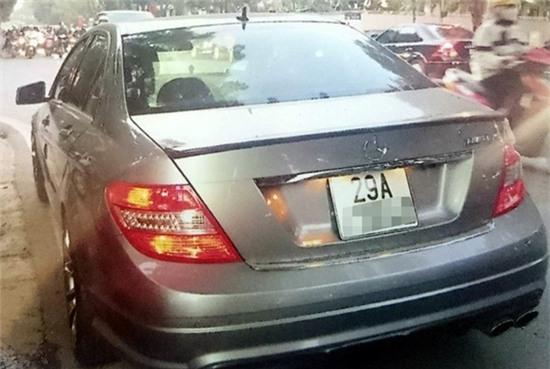 Chủ xe Mercedes vật lộn với kẻ trộm gương trên phố - Ảnh 1.