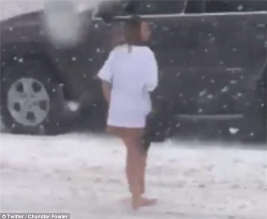 Bất chấp cái lạnh cắt da cắt thịt, cô gái bán khỏa thân chạy giữa đường - Ảnh 2.