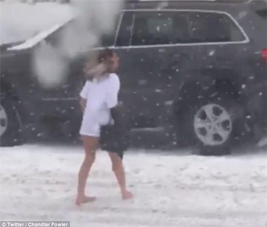 Bất chấp cái lạnh cắt da cắt thịt, cô gái bán khỏa thân chạy giữa đường - Ảnh 4.