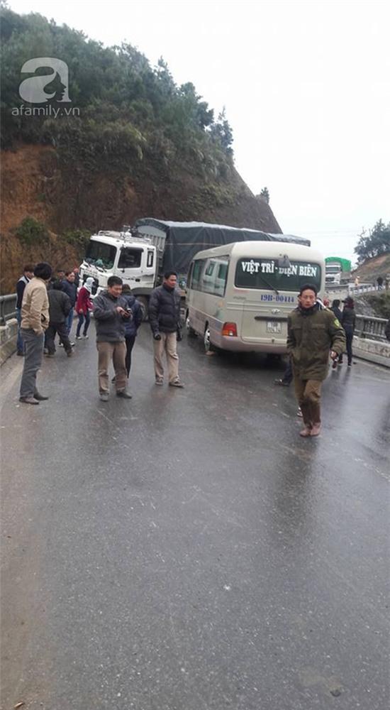 Giải tỏa ách tắc đường vì băng tuyết, CSGT bị xe tải ép vào thành cầu tử vong