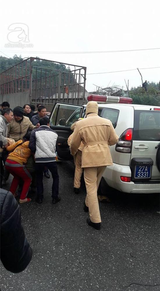 Giải tỏa ách tắc đường vì băng tuyết, CSGT bị xe tải ép vào thành cầu tử vong