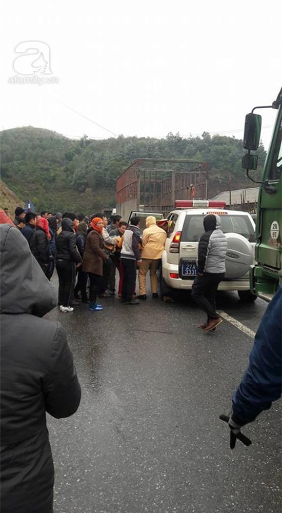 Giải tỏa ách tắc đường vì băng tuyết, CSGT bị xe tải ép vào thành cầu tử vong