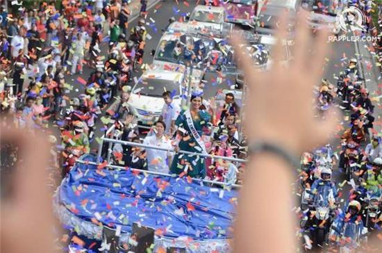 Hàng nghìn người xem lễ diễu hành của Hoa hậu Hoàn vũ 2015
