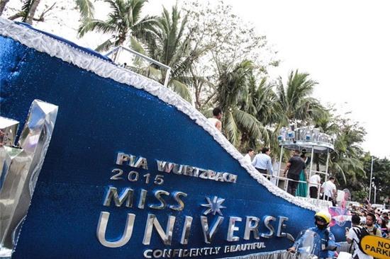 Hàng nghìn người xem lễ diễu hành của Hoa hậu Hoàn vũ 2015