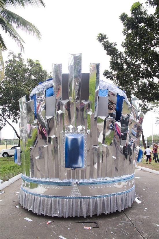 Hàng nghìn người xem lễ diễu hành của Hoa hậu Hoàn vũ 2015